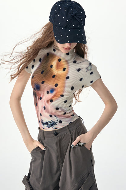 Weißes Pünktchen-T-Shirt mit Puppenaufdruck