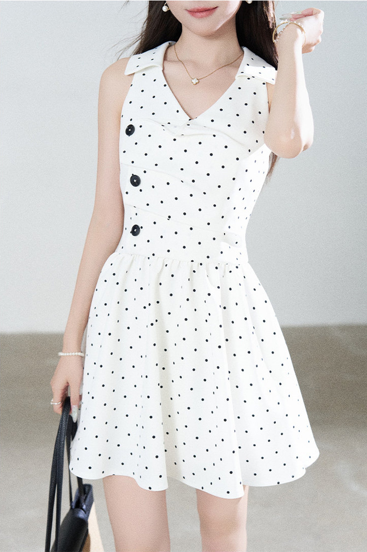 Vestido blanco de lunares con escote en V