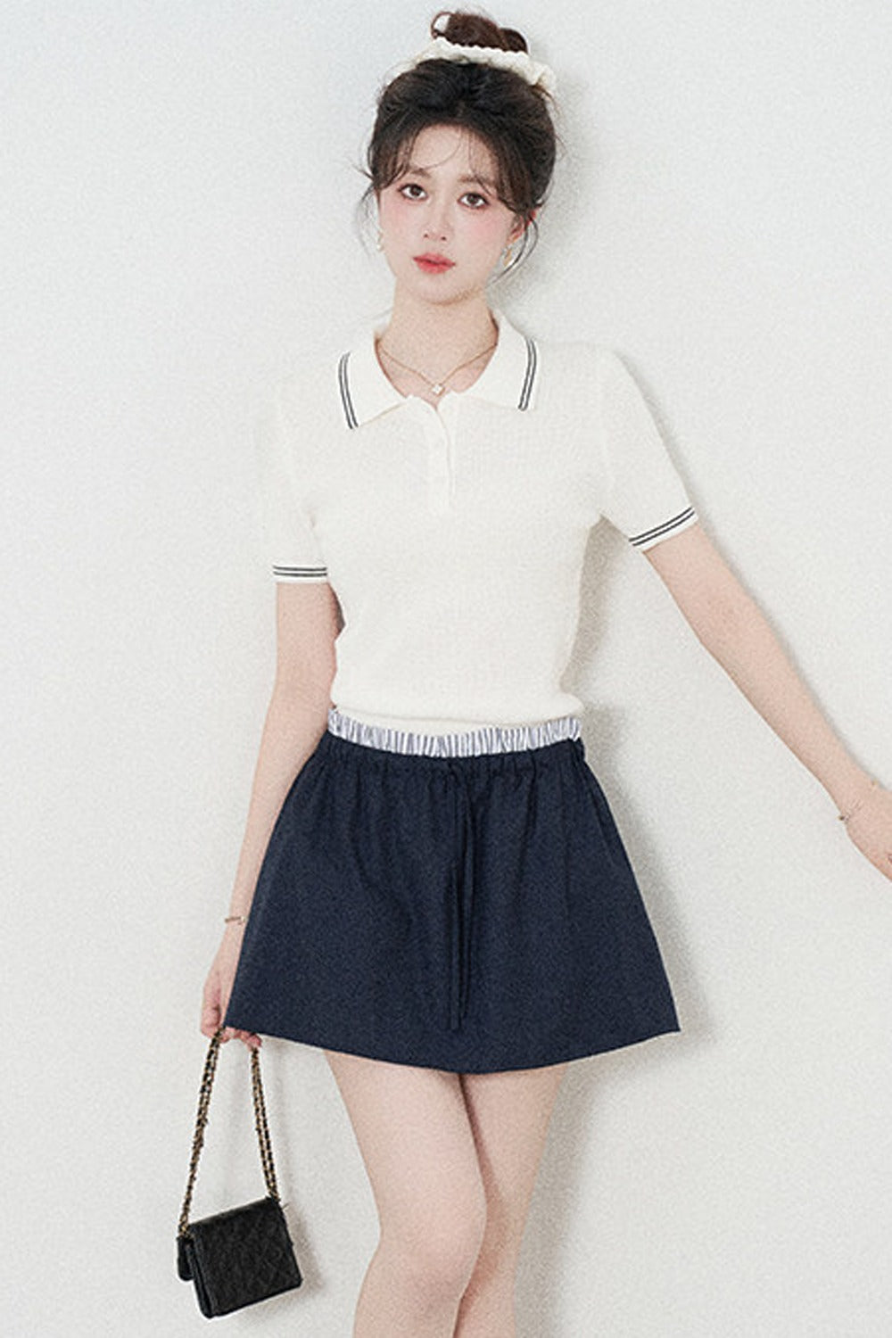 Ensemble tee-shirt polo en tricot blanc à manches courtes et jupe