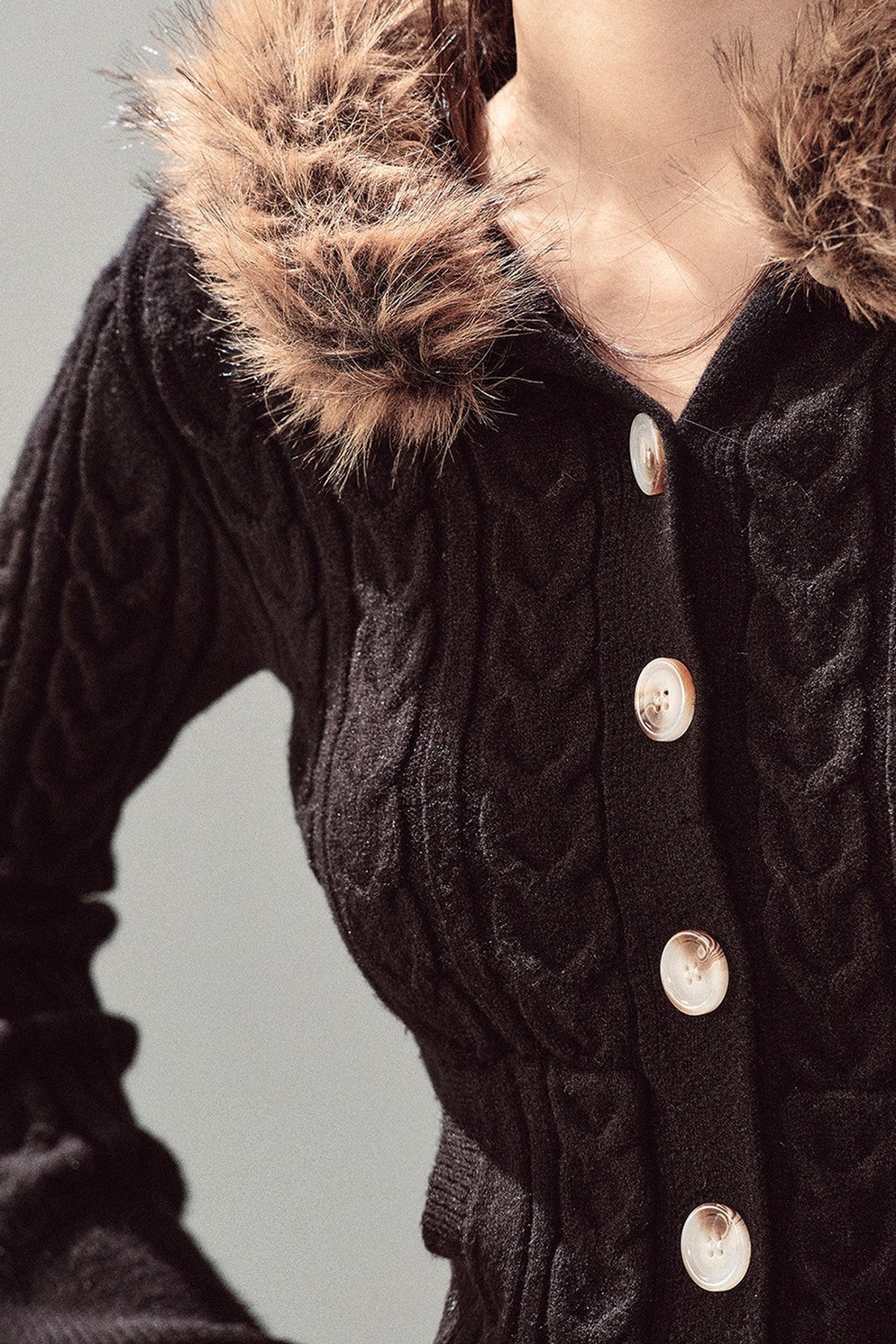 Kabelstrickjacke mit Kapuze und Pelzkragen