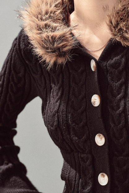 Kabelstrickjacke mit Kapuze und Pelzkragen