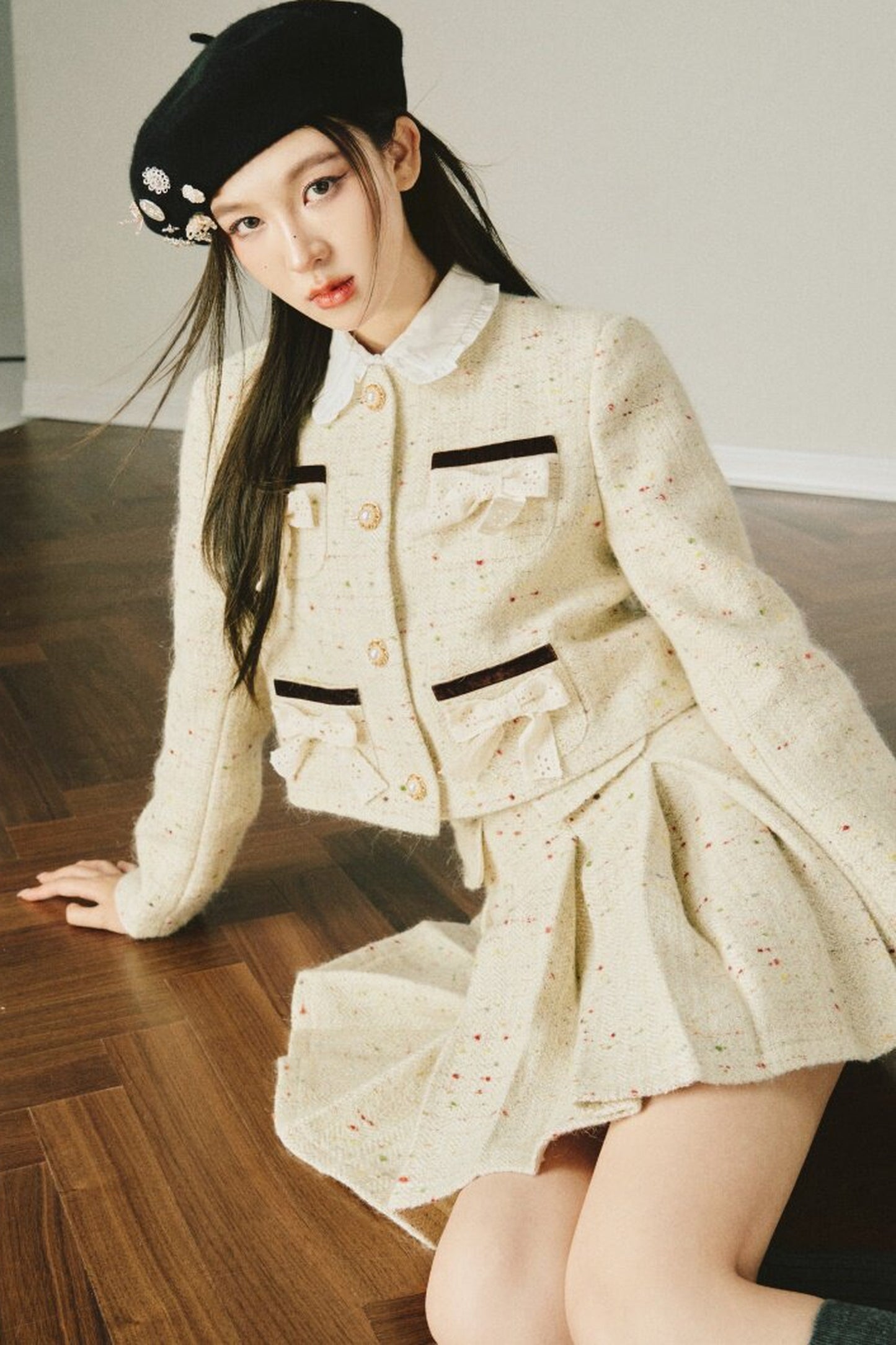 Completo con giacca in tweed di lana e gonna plissettata
