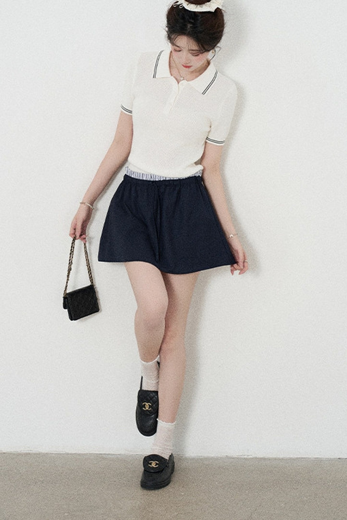 Ensemble tee-shirt polo en tricot blanc à manches courtes et jupe