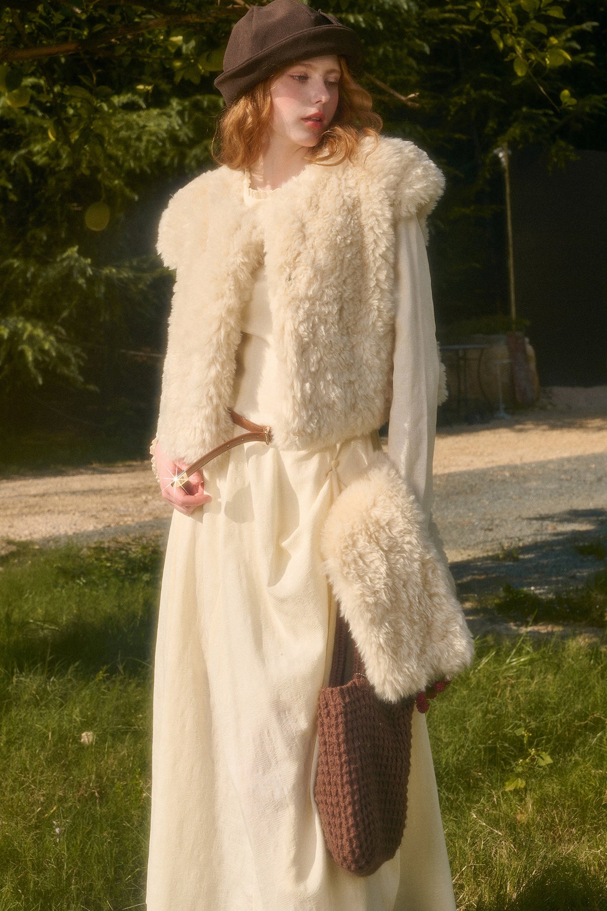 Langes Kleid mit Taillenschleife und Stickerei