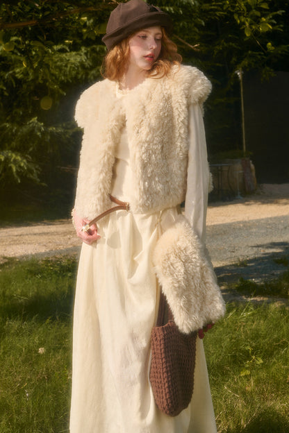 Langes Kleid mit Taillenschleife und Stickerei