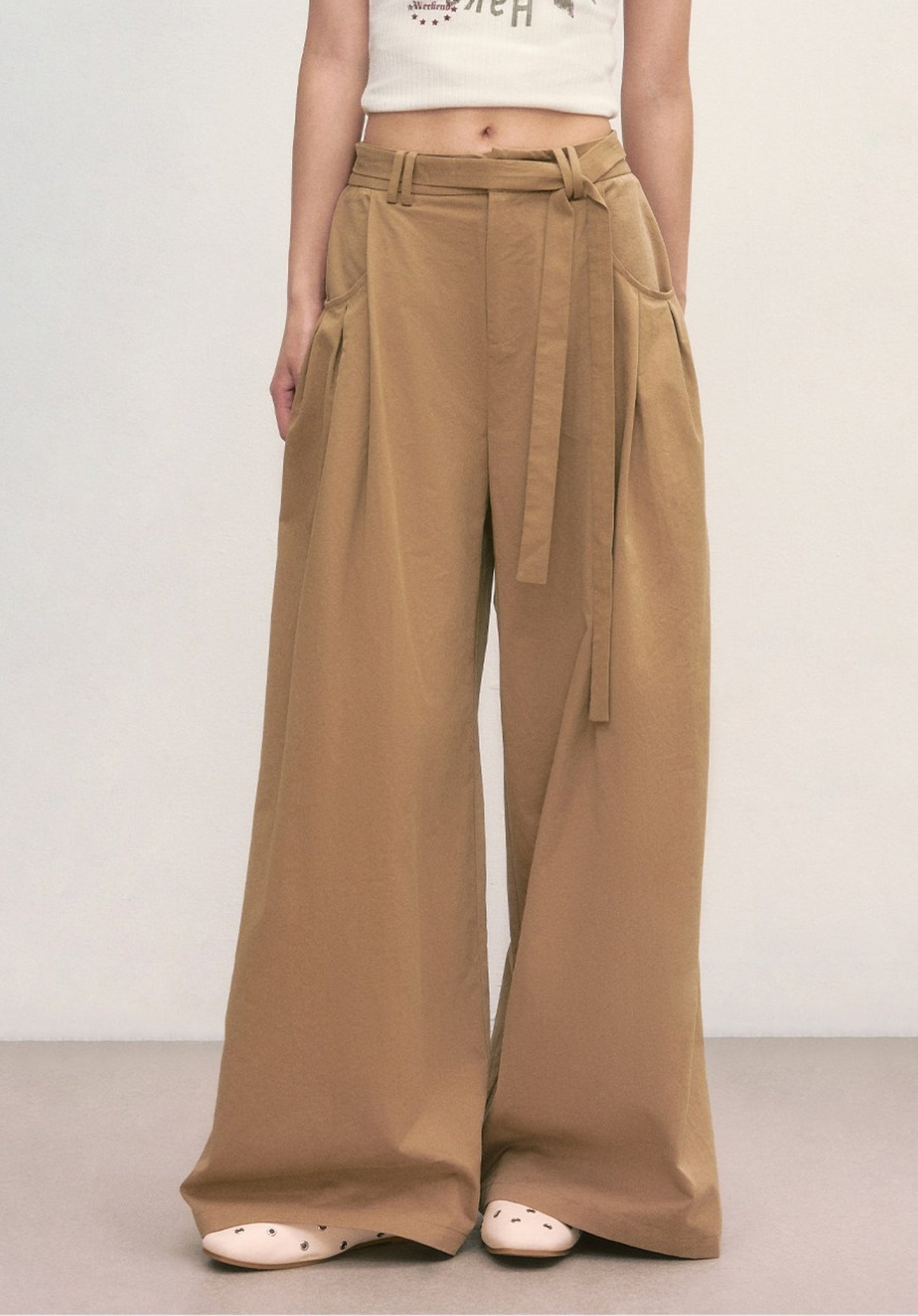 Pantalones caqui de pierna ancha con cintura anudada