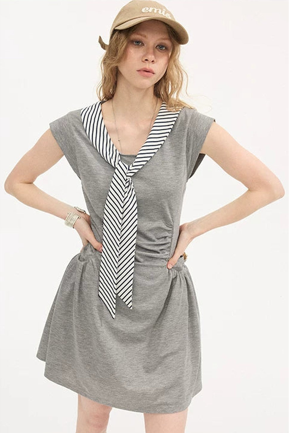 Vestido de cuello en V con mangas con volantes