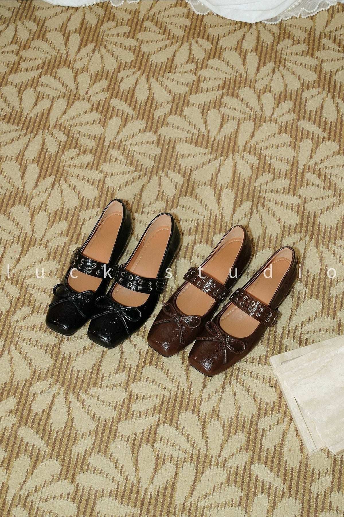 Mary-Jane-Schuhe mit Nieten und erhöhter Sohle