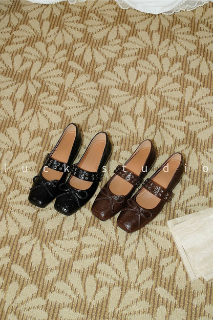 Mary-Jane-Schuhe mit Nieten und erhöhter Sohle