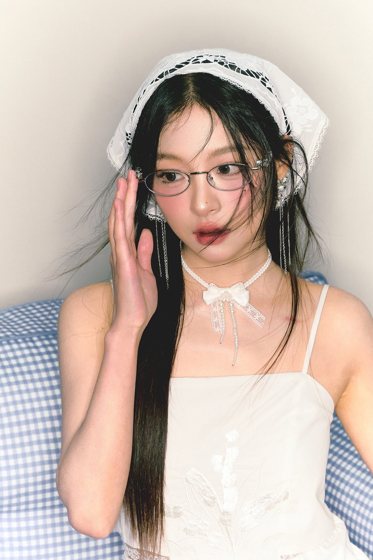 Weiße Choker-Halskette mit Spitzenschleife und Perlenband
