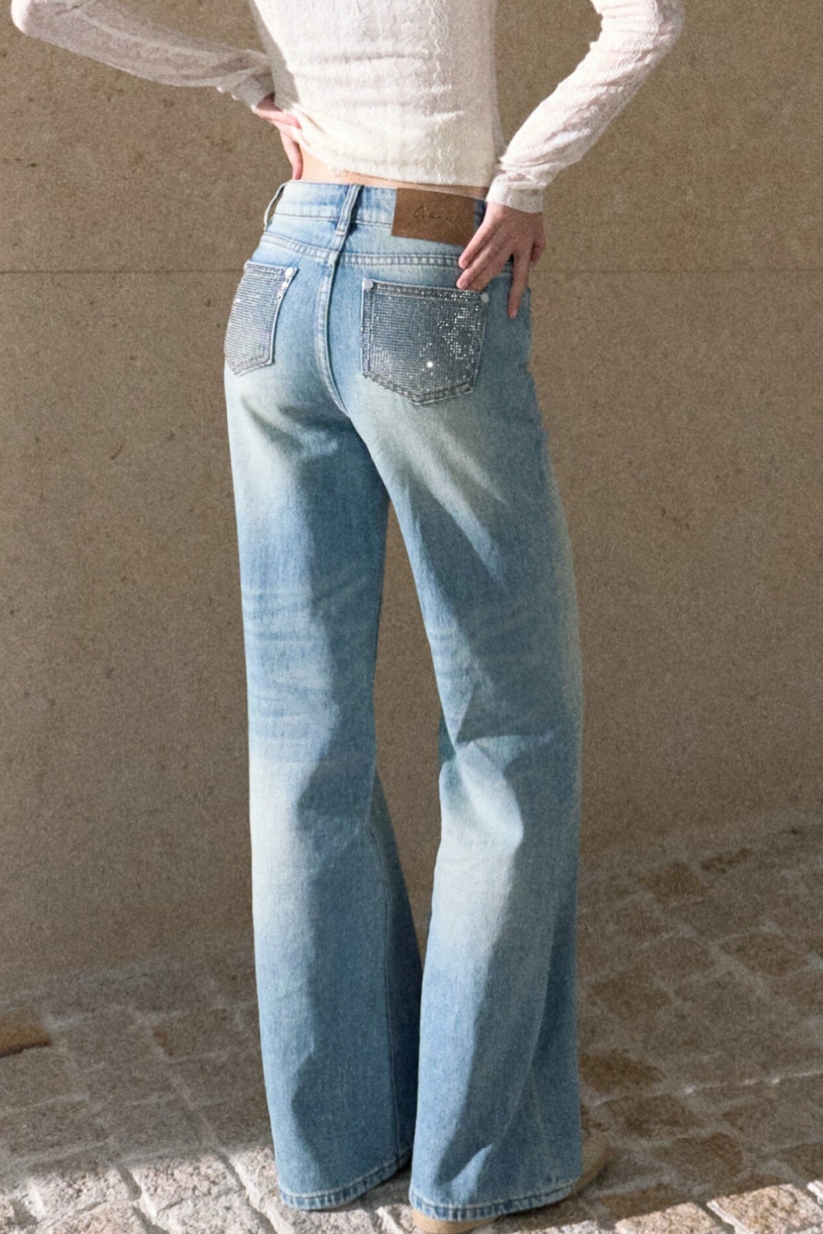 Jeans in denim lavato effetto vintage a gamba dritta