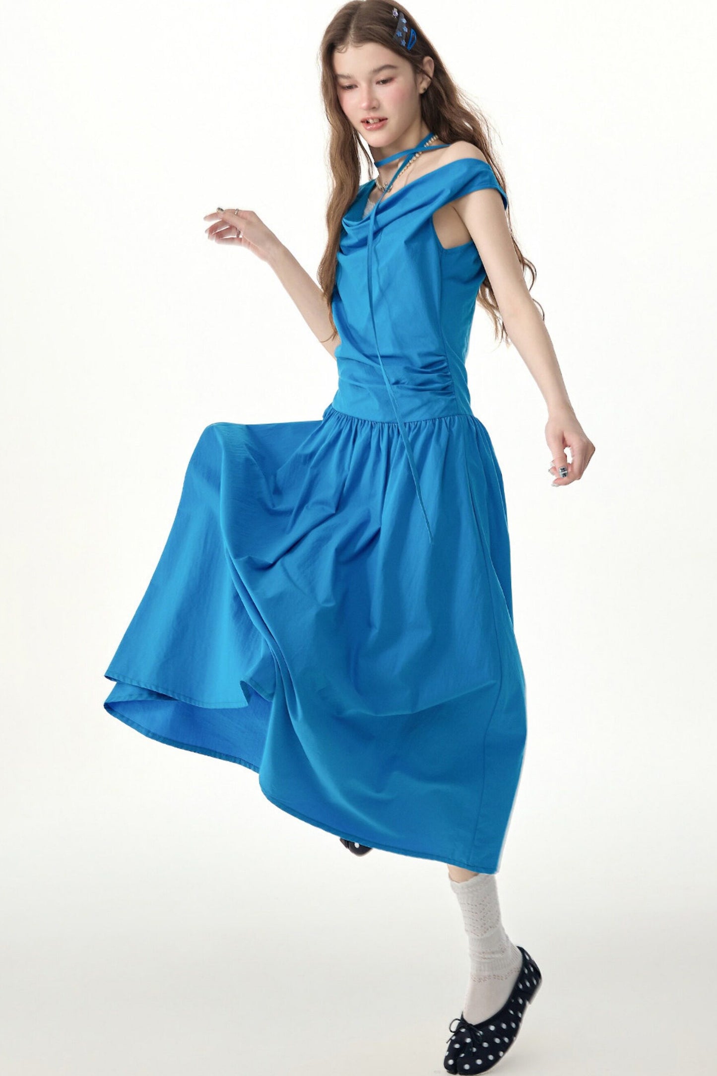 Blaues langes Kleid mit Wasserfallausschnitt