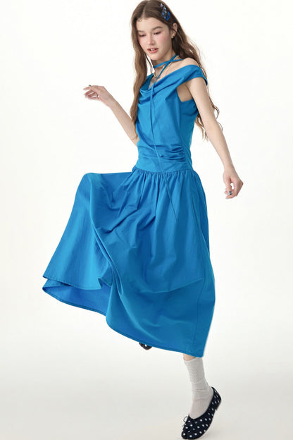 Blaues langes Kleid mit Wasserfallausschnitt