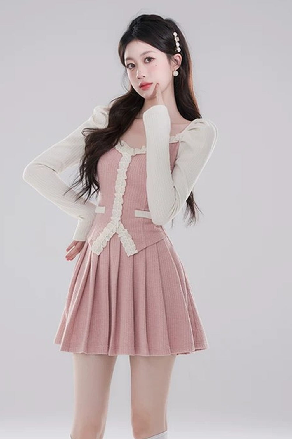 Completo rosa con top e gonna e abito rosso con scollo a V