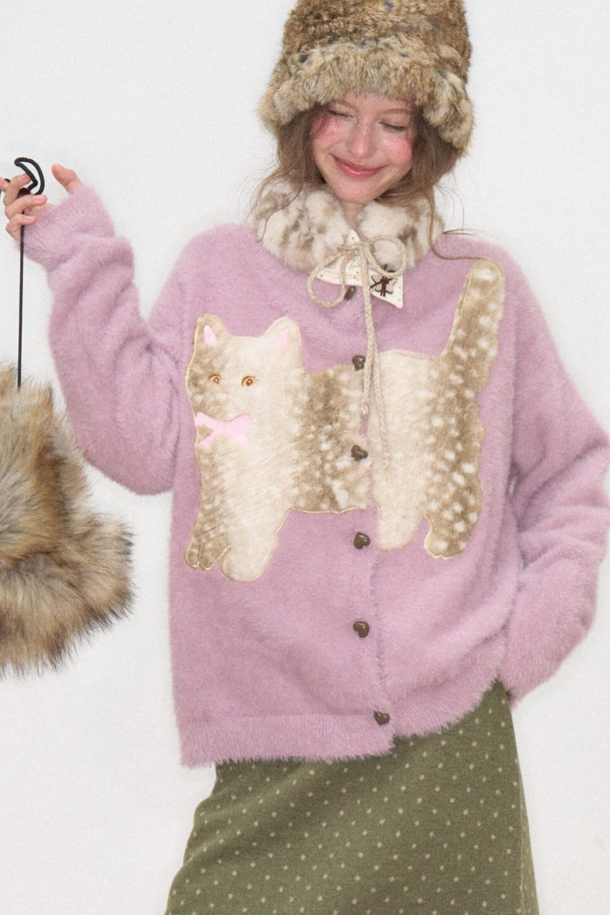 Strickjacke mit lila Katzenapplikation