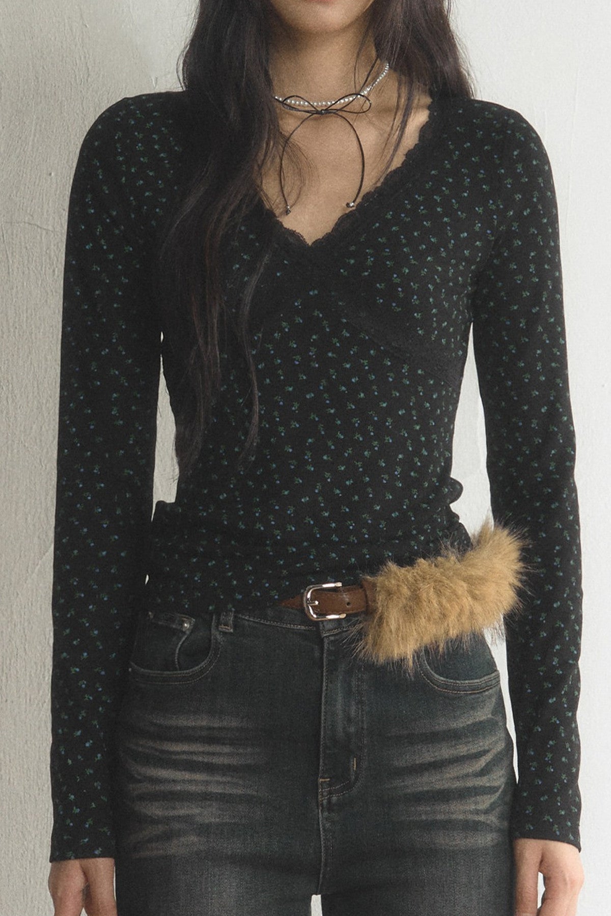 Top interior floral de encaje con cuello en V y mangas largas