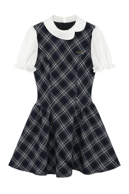 Plissiertes Kleid mit Gürtel im französischen Stil