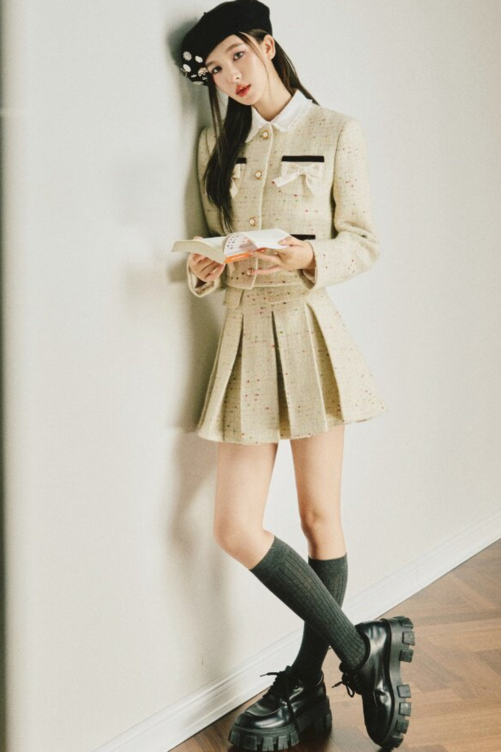 Completo con giacca in tweed di lana e gonna plissettata