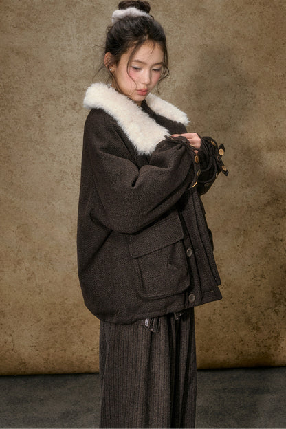 Kurze Daunenjacke mit Color-Blocking und Pelzkragen
