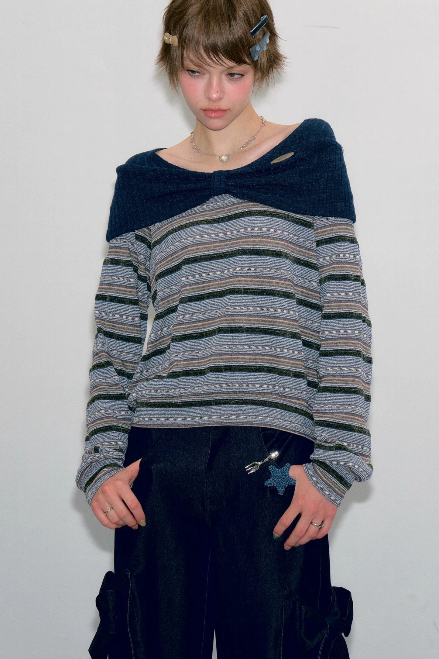Maglietta in maglia a righe con fiocco verde