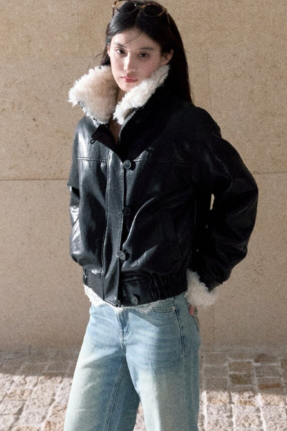 Kurze Jacke aus strukturiertem Leder mit Stehkragen