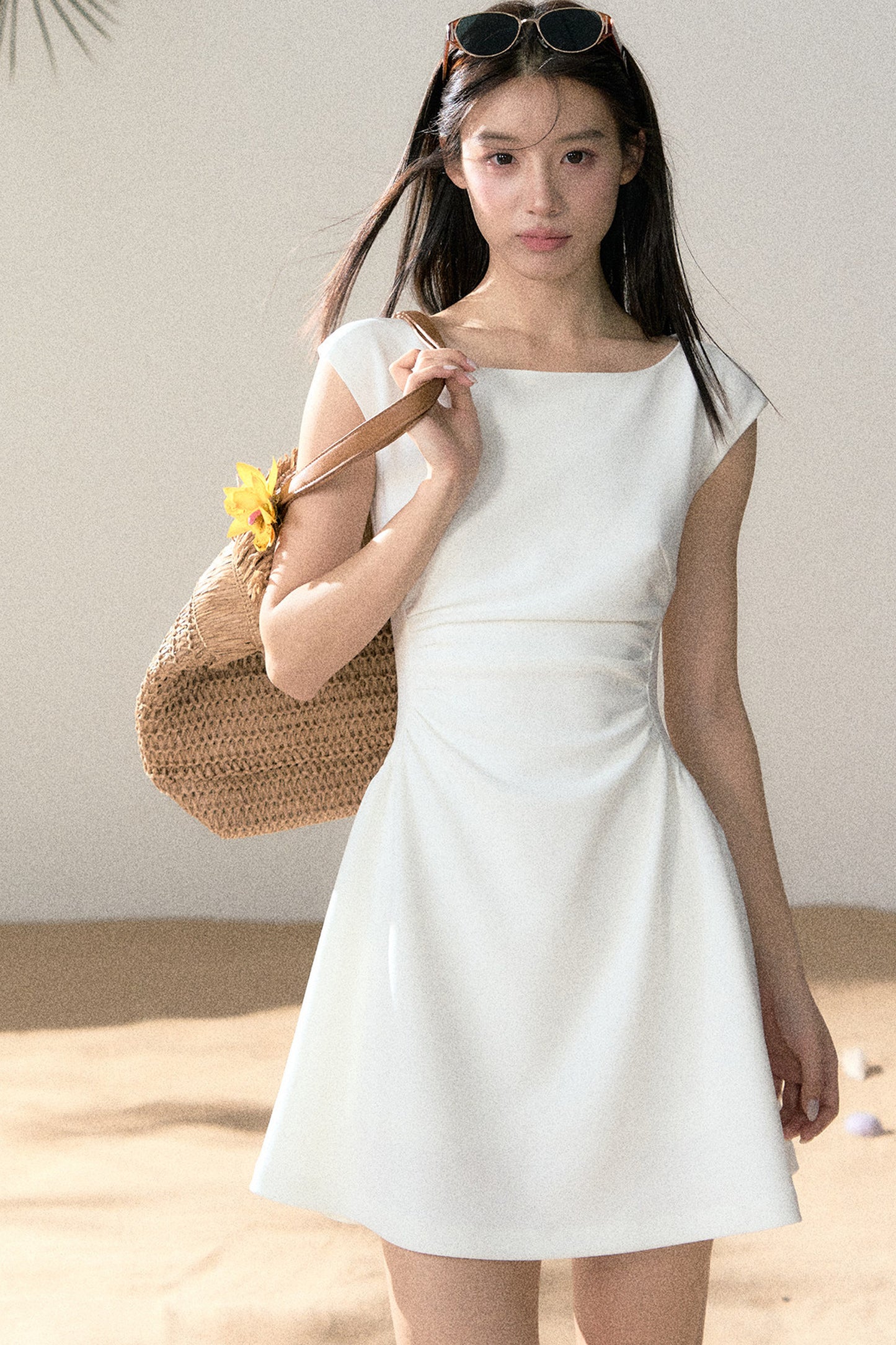 Abito bianco con scollo quadrato in stile desiderio puro