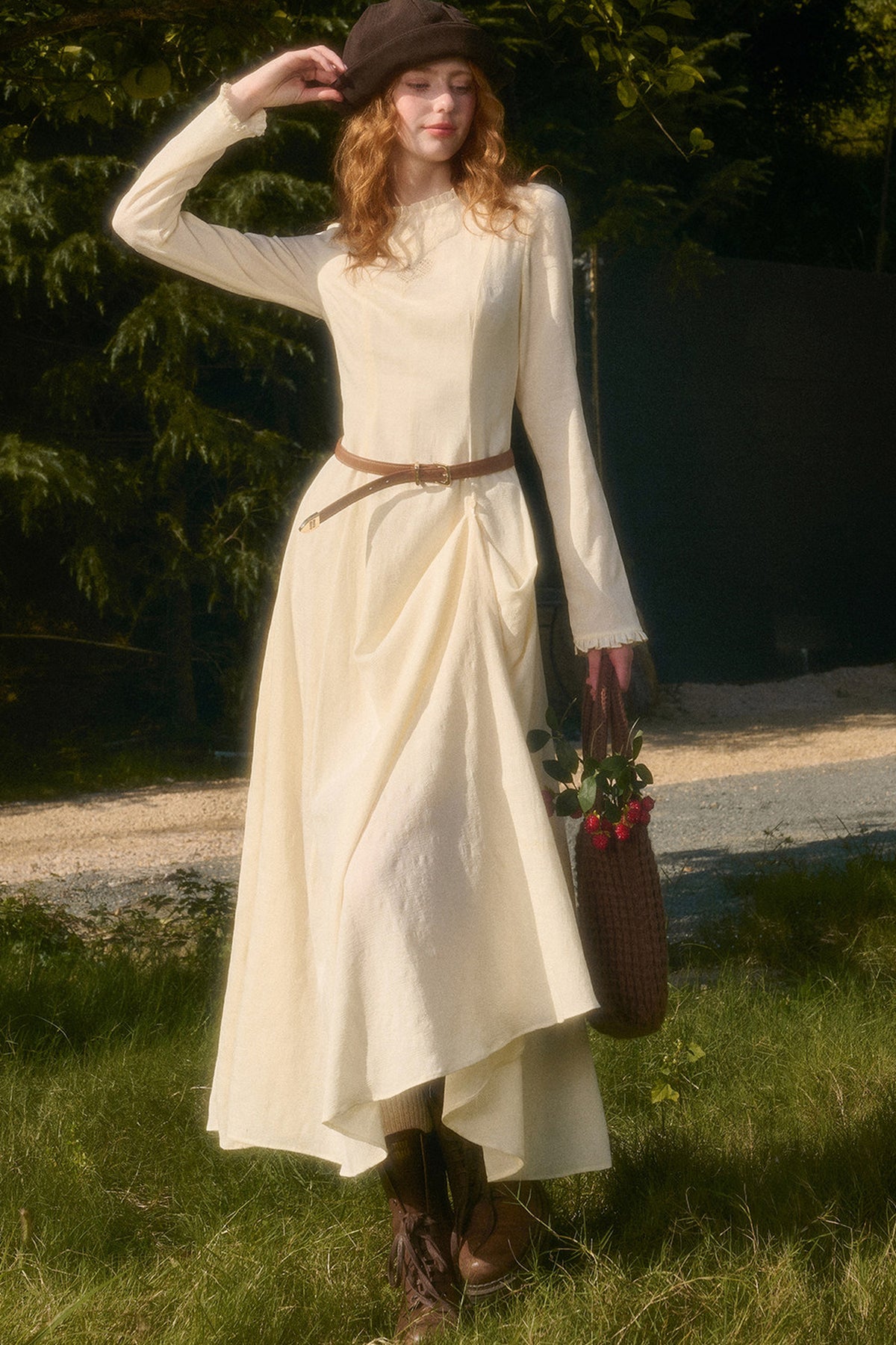 Langes Kleid mit Taillenschleife und Stickerei