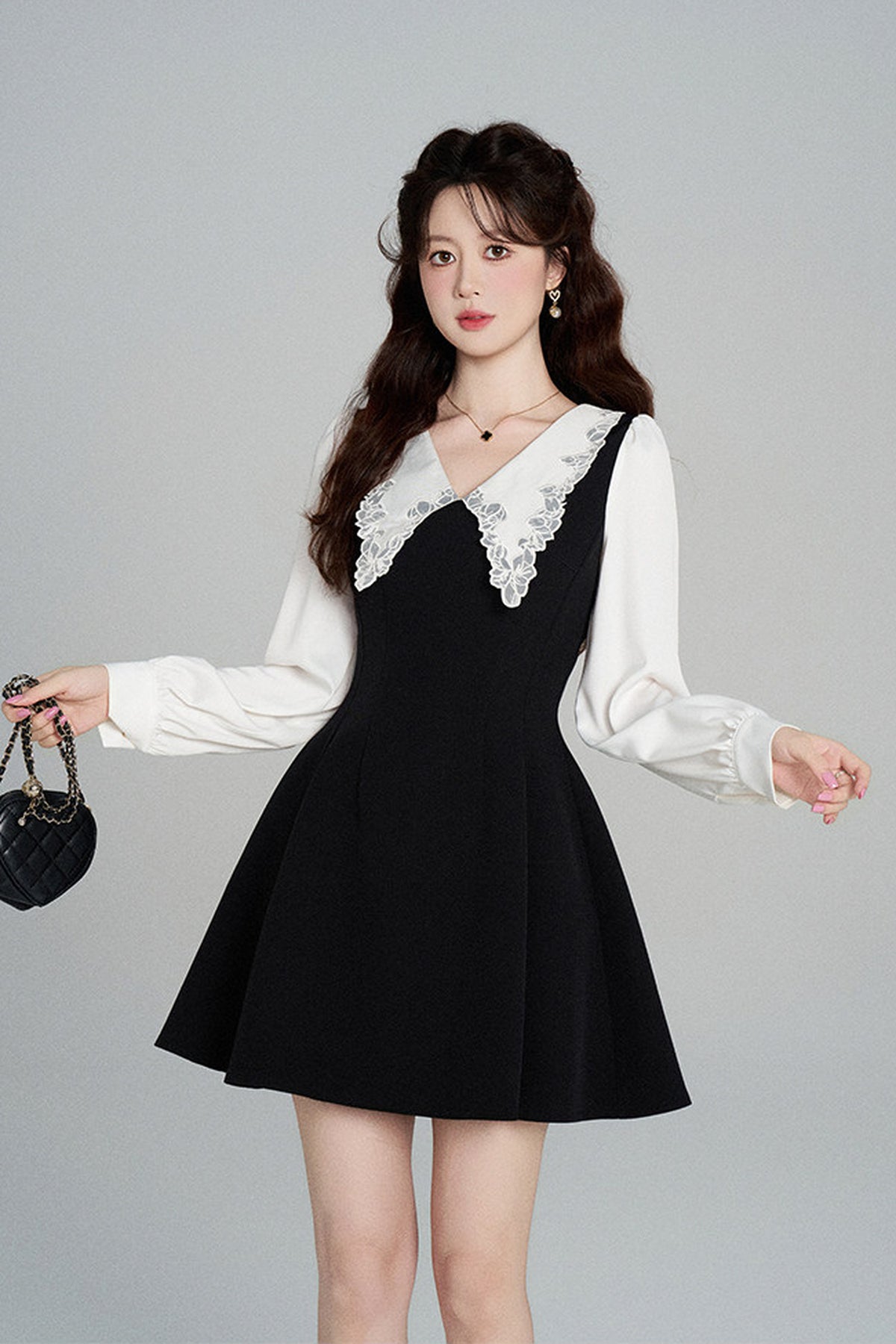Schwarzes A-Linien-Kleid mit Bubikragen und tailliertem Schnitt