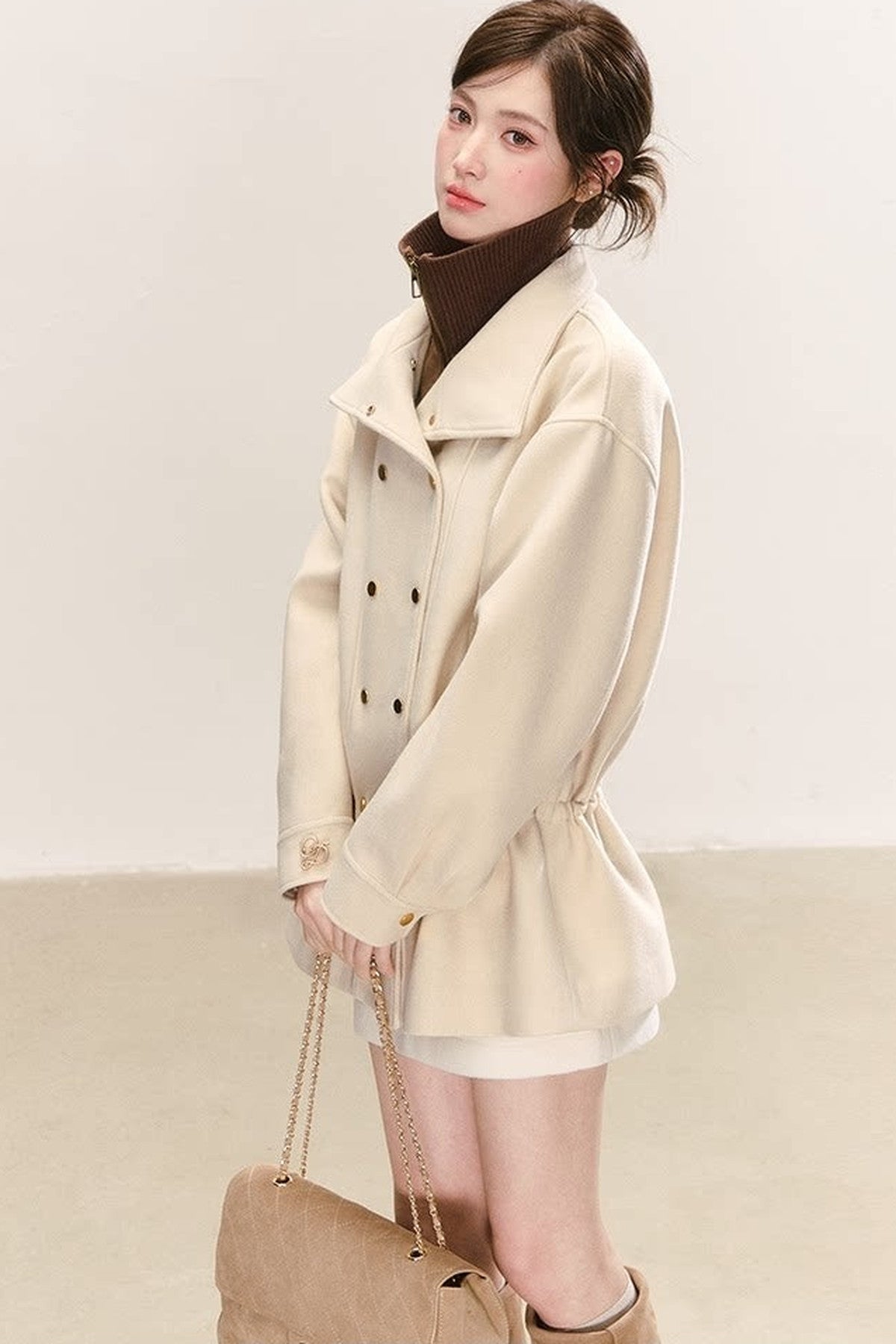 Cappotto beige in misto lana doppiopetto con coulisse in vita
