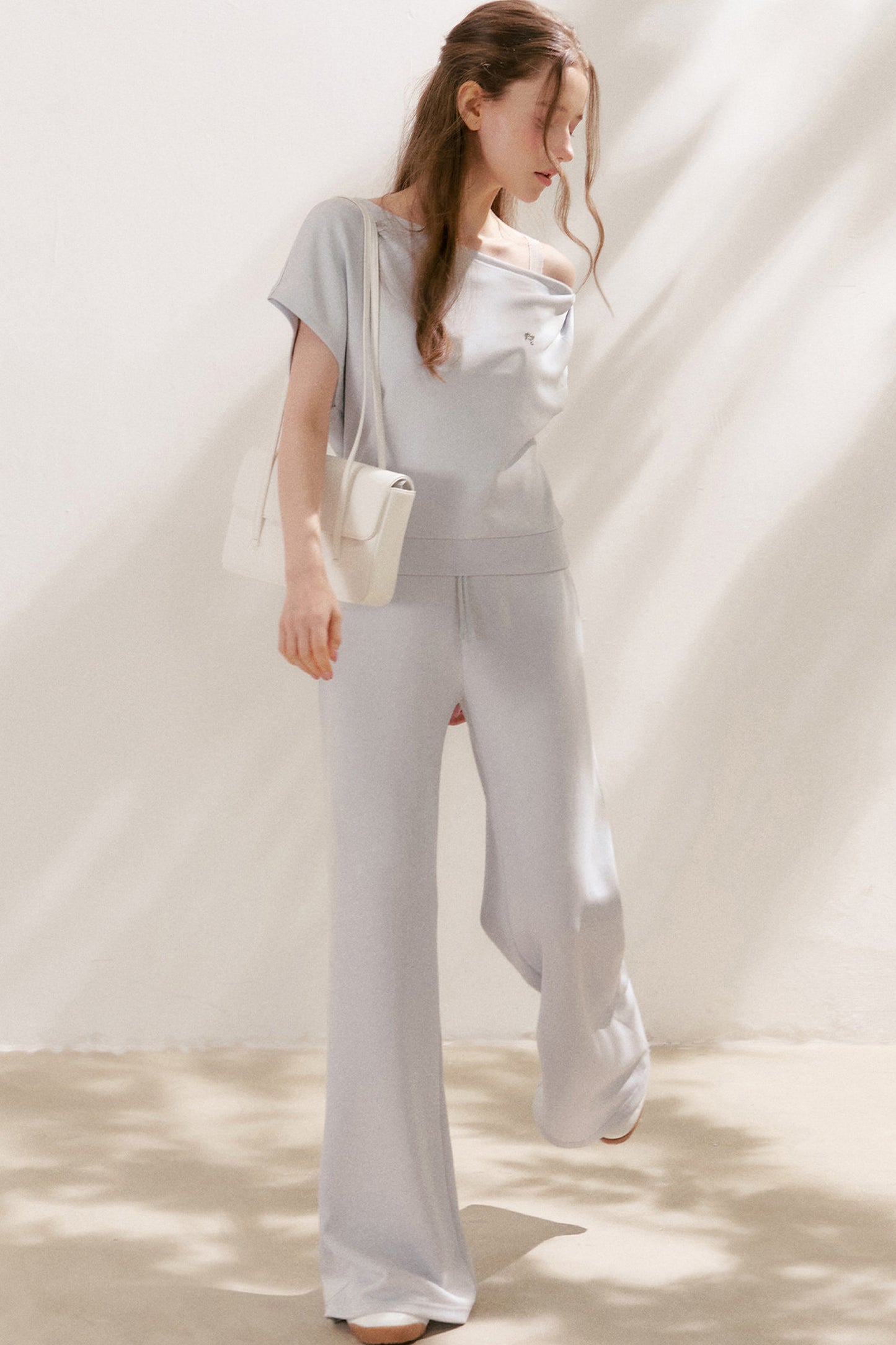 Conjunto de camiseta asimétrica y pantalones de capa de aire