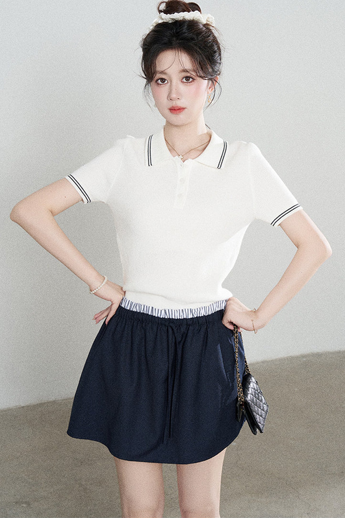 Ensemble tee-shirt polo en tricot blanc à manches courtes et jupe