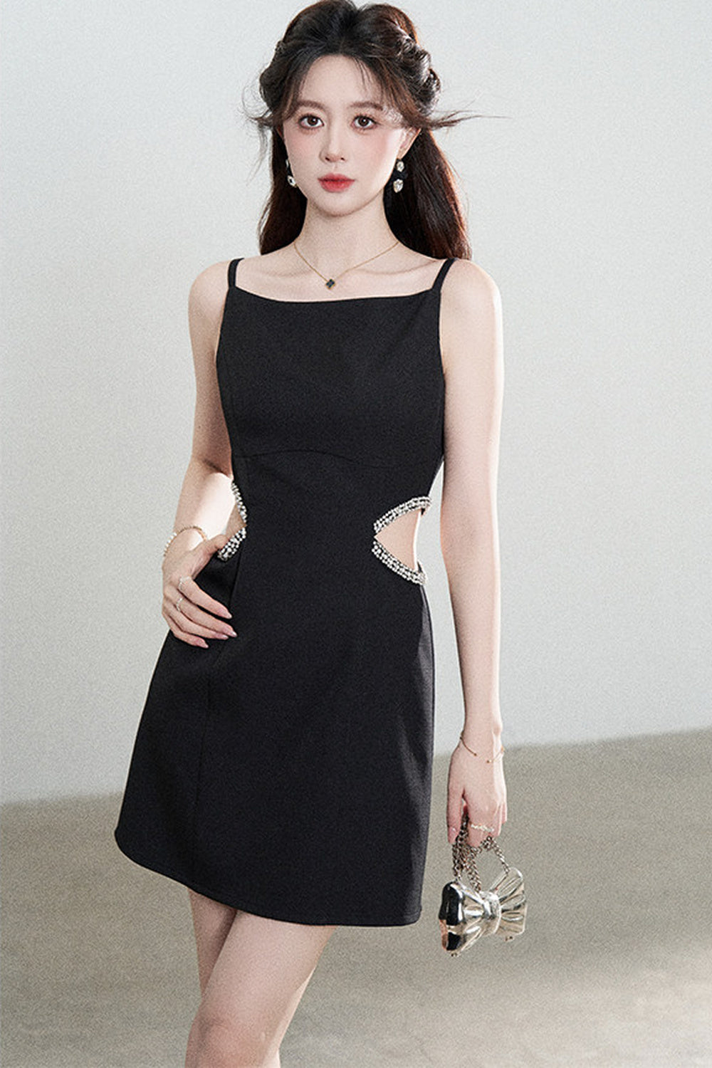 Schwarzes Spaghettiträger-Kleid mit aufwendiger Perlenverzierung