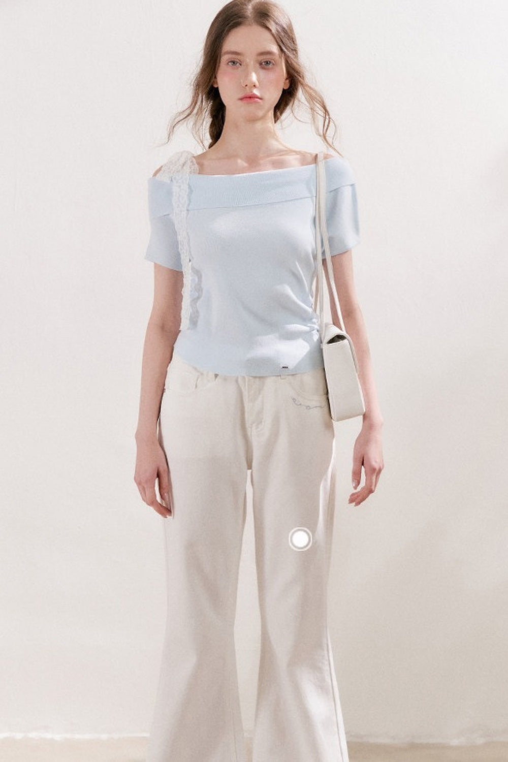 Top in maglia con spalle scoperte e fiocco in pizzo