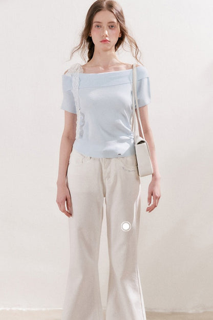 Top in maglia con spalle scoperte e fiocco in pizzo
