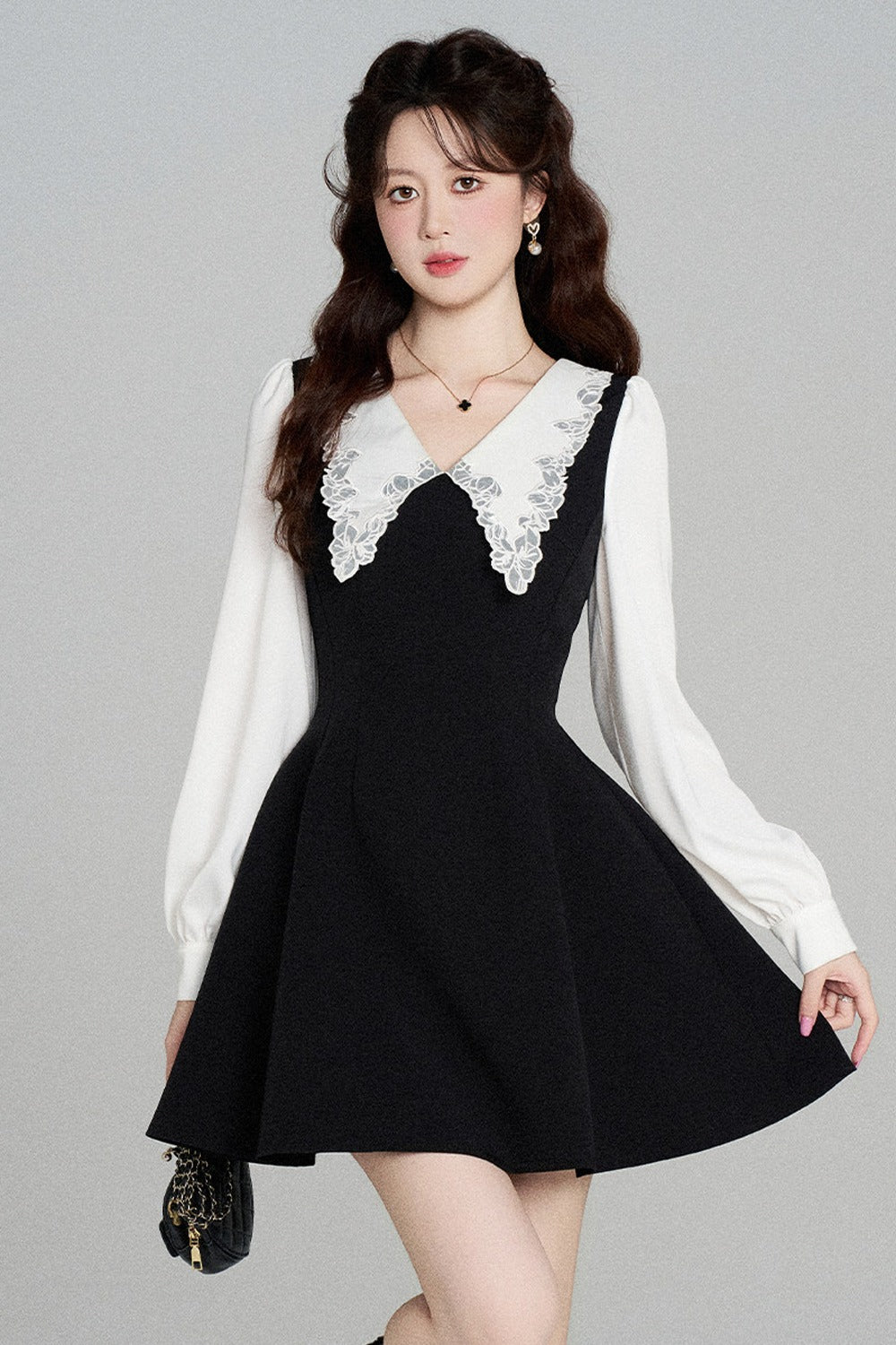 Schwarzes A-Linien-Kleid mit Bubikragen und tailliertem Schnitt