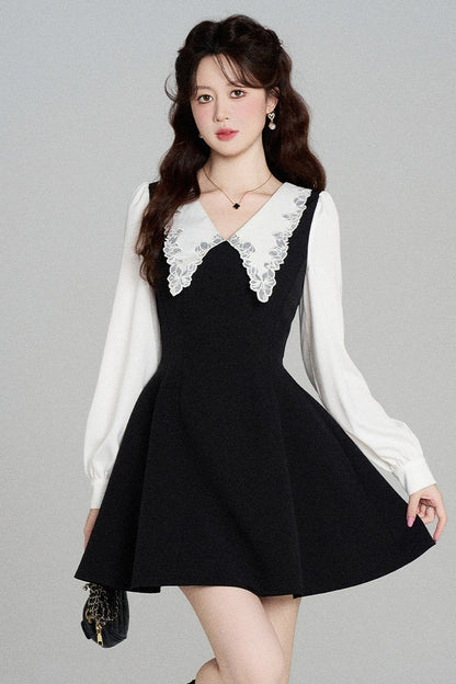Schwarzes A-Linien-Kleid mit Bubikragen und tailliertem Schnitt