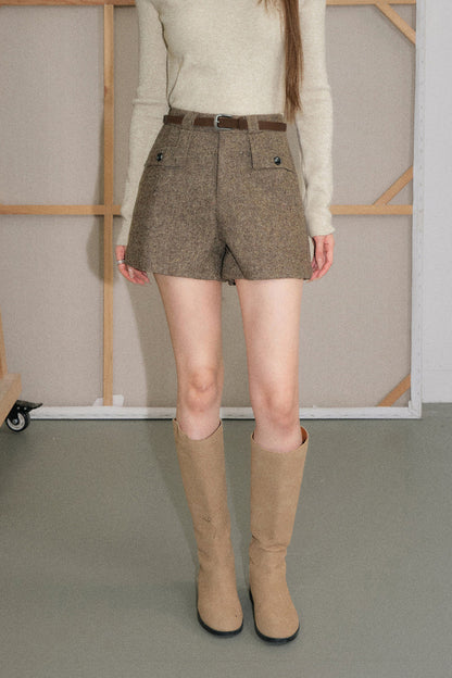 Completo retrò a maglia a trecce con maglione e pantaloncini