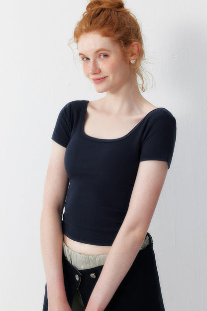 Maglia corta blu navy a coste con collo in maglia