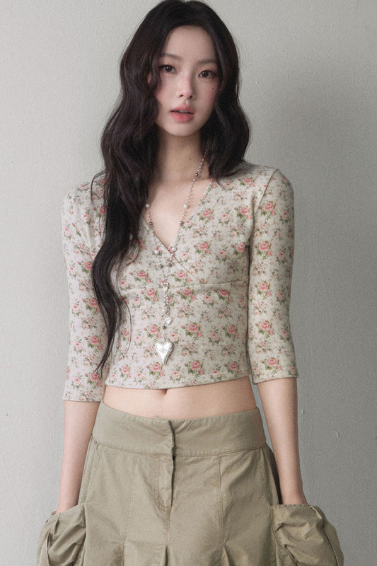 Top base con stampa rose, maniche medie e scollo a V