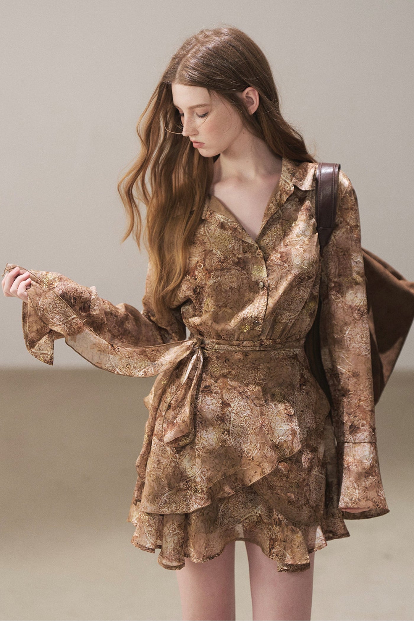 Kurzes Kleid mit Polokragen und Rüschen