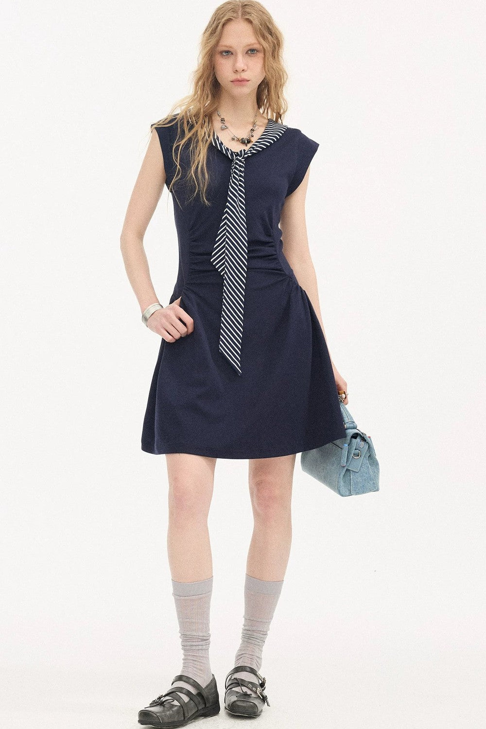 Vestido de cuello en V con mangas con volantes