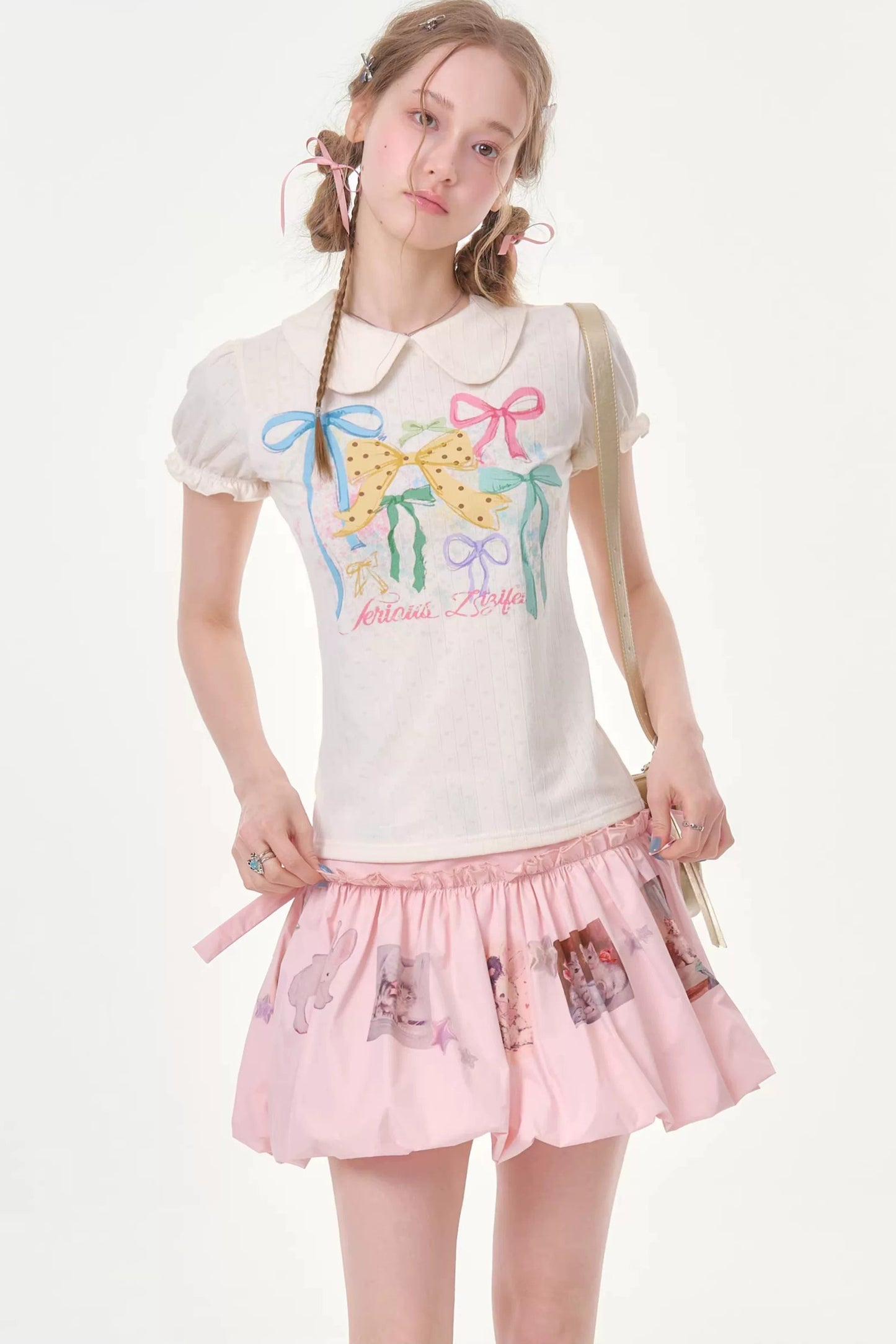 T-shirt bianca con maniche a sbuffo e stampa con fiocchi