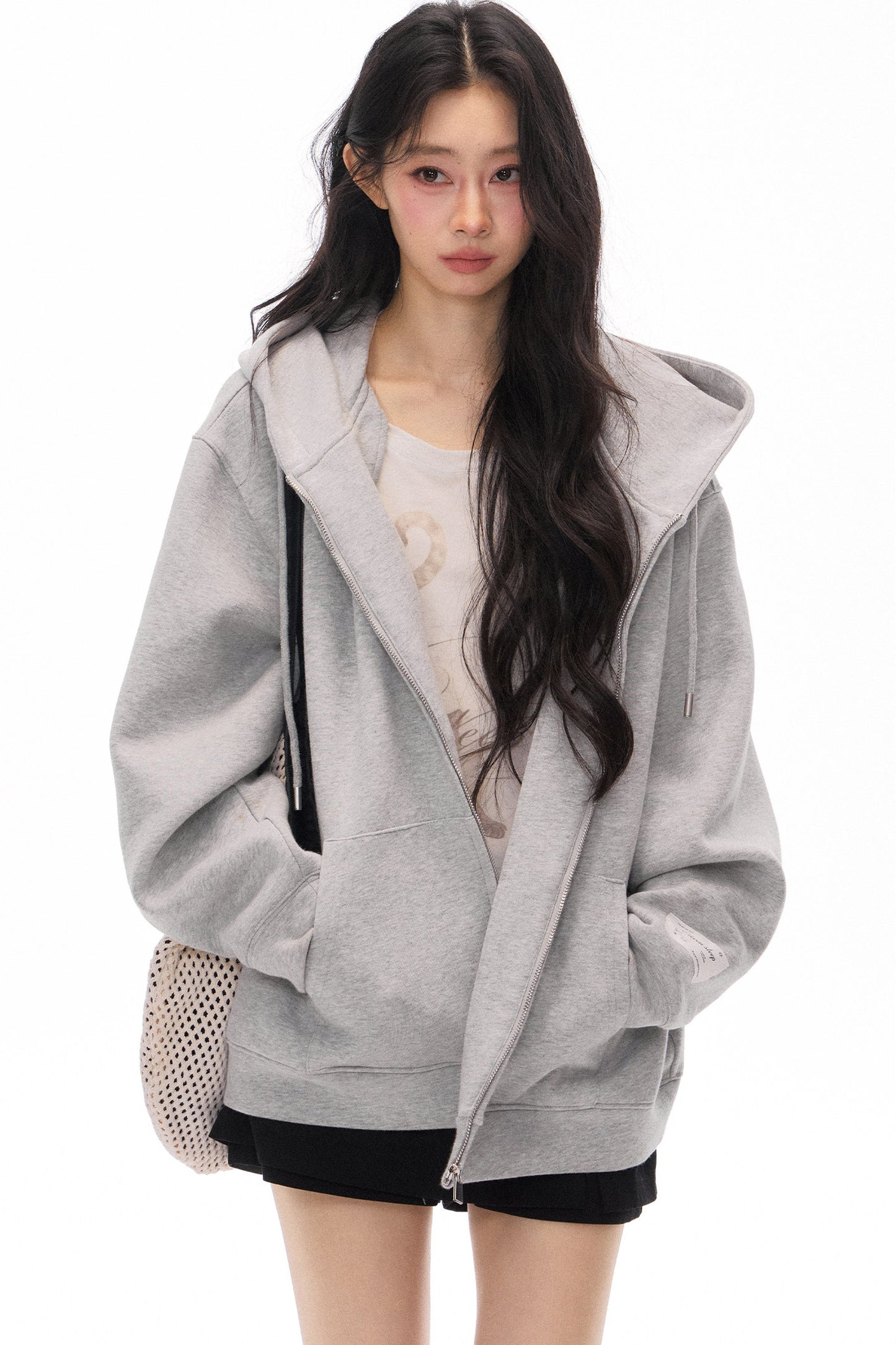 Ensemble cardigan-veste à capuche gris à manches longues et short noir