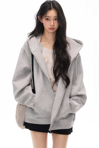 Ensemble cardigan-veste à capuche gris à manches longues et short noir