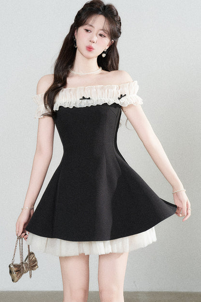 Plissiertes Kleid mit Gürtel im französischen Stil