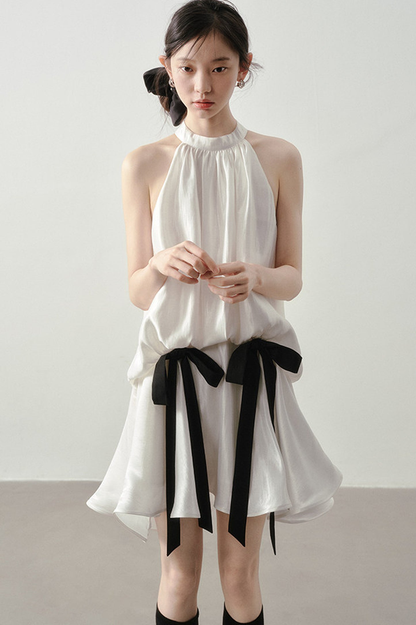 Vestido elegante de cuello halter con lazo