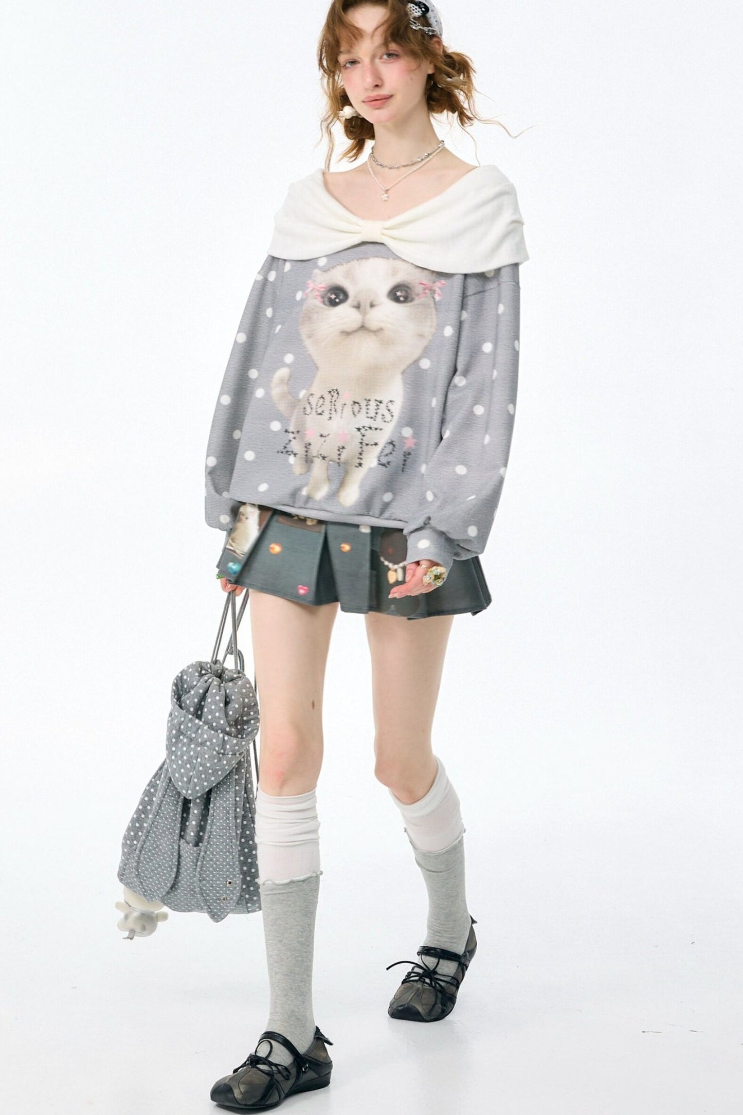 Sudadera gris con estampado de gato y lunares