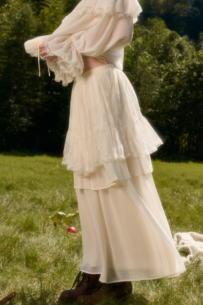 Ensemble avec haut en dentelle à col V et jupe à volants