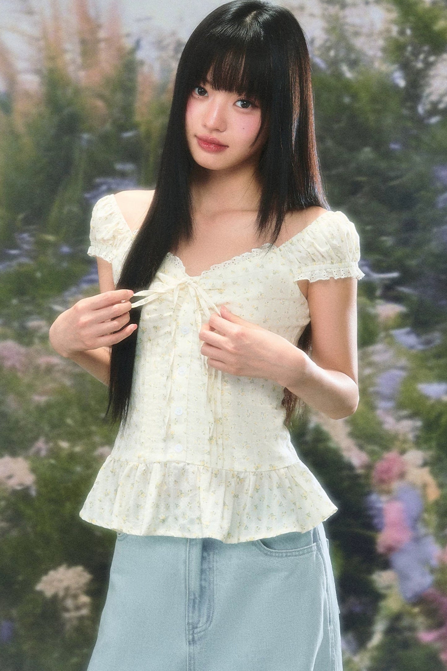 Completo con blusa floreale a scollo quadrato