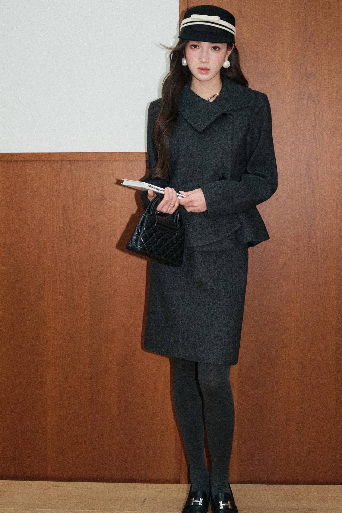 Completo con cappotto asimmetrico in lana grigio e gilet